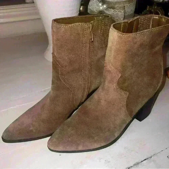 Isaac Mizrahi Light Brown Taupe Suede Western Bootie 6.5 Caelan New Ankle Boot - Picture 1 of 6